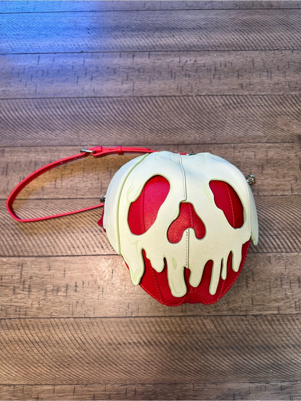 Rare Disney Loungefly  Snow White Glow In The Dark Apple purse